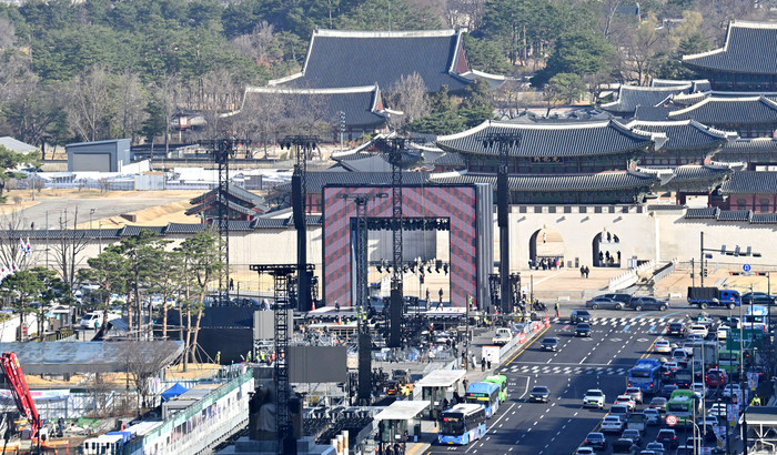 Sân khấu biểu diễn được dựng lên tại Quảng trường Gwanghwamun ở quận Jongno, Seoul hai ngày trước buổi hòa nhạc trở lại của BTS. (Ảnh: The Korea Herald).&nbsp;