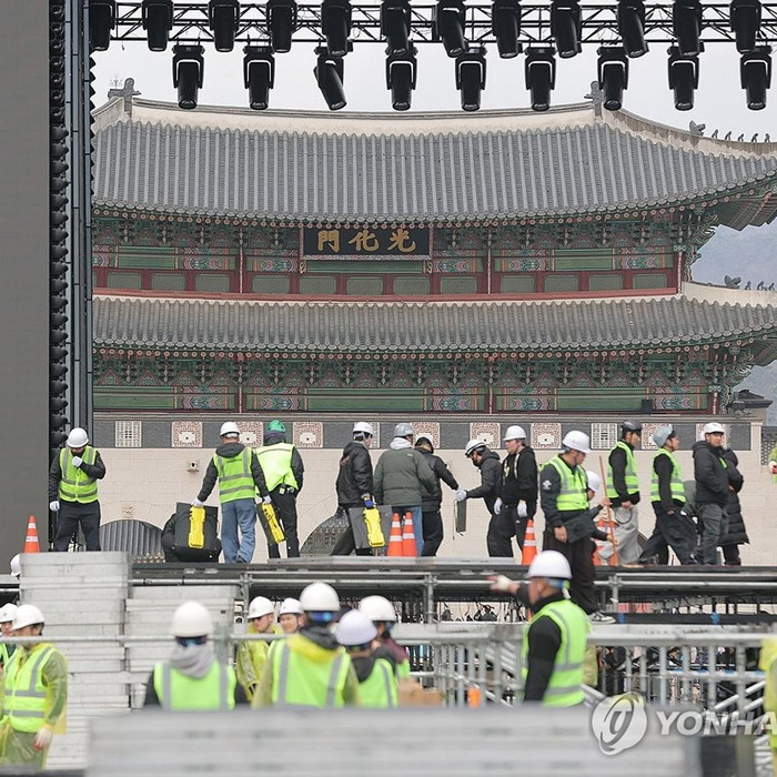 Công tác chuẩn bị đang được tiến hành tại Quảng trường Gwanghwamun trước thềm buổi concert của BTS&nbsp;