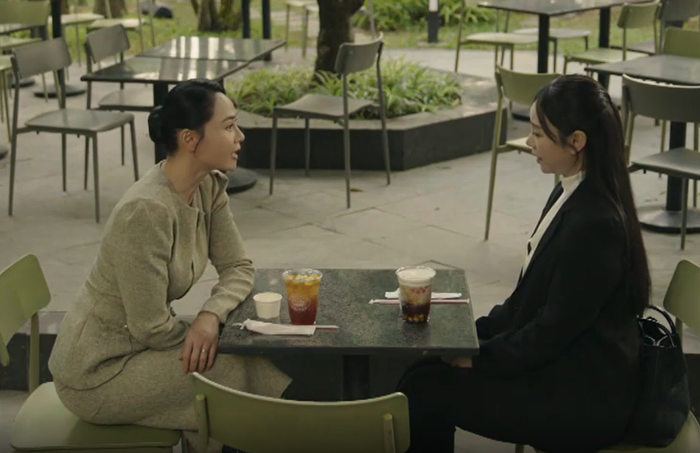 Bà Dung (NSƯT Quách Thu Phương) đổ lỗi cho Thương dụ dỗ, rót mật vào tai khiến Quân bỏ nhà, hỗn hào với mẹ.