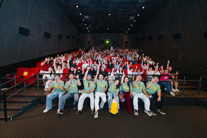 Ekip phim Tài giao lưu với khán giả trong cinetour. - Ảnh: FBNV