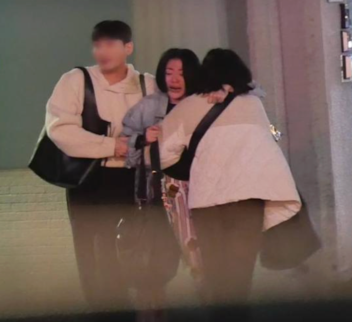 Em gái Từ Hy Viên bật khóc trong vòng tay của trợ lý. Ảnh: CTWANT