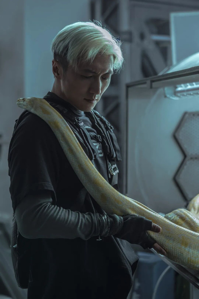 Tạ Đình Phong bị trăn quấn vào người, ai nhìn cũng 'thót tim' Ảnh 2