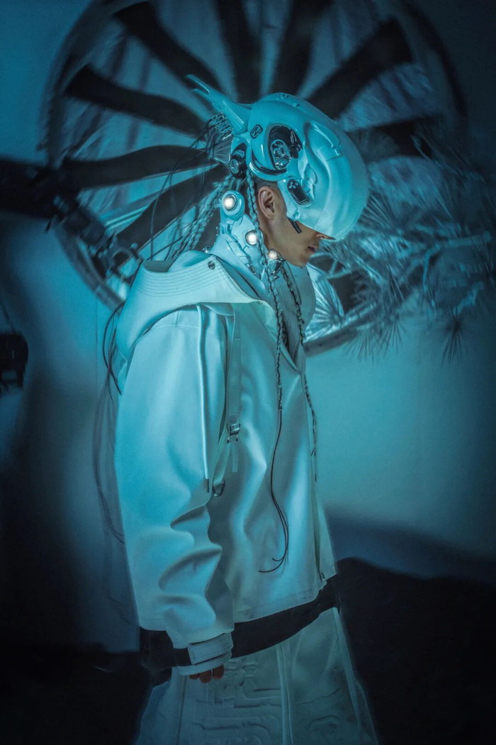 Tạ Đình Phong bị trăn quấn vào người, ai nhìn cũng 'thót tim' Ảnh 4