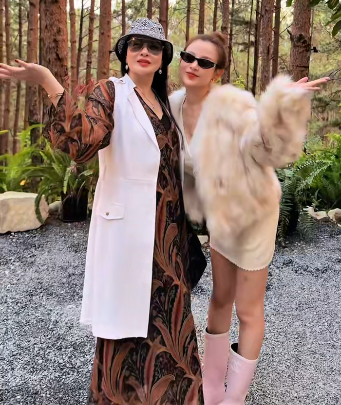 Huyền Baby bên mẹ ruột trong video ghi lại khoảnh khắc đi du lịch cùng gia đình. Ảnh chụp màn hình