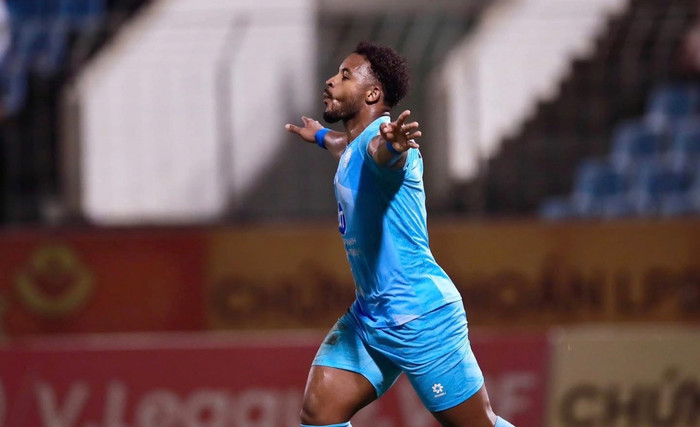 Nguyễn Xuân Son đã ghi bàn trước lúc lên tuyển Việt Nam để tiếp đón Malaysia. Ảnh: CLB Nam Định