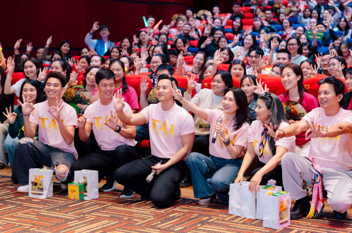 Đoàn phim Tài giao lưu khán giả trong các buổi cinetour tại nhiều tỉnh thành