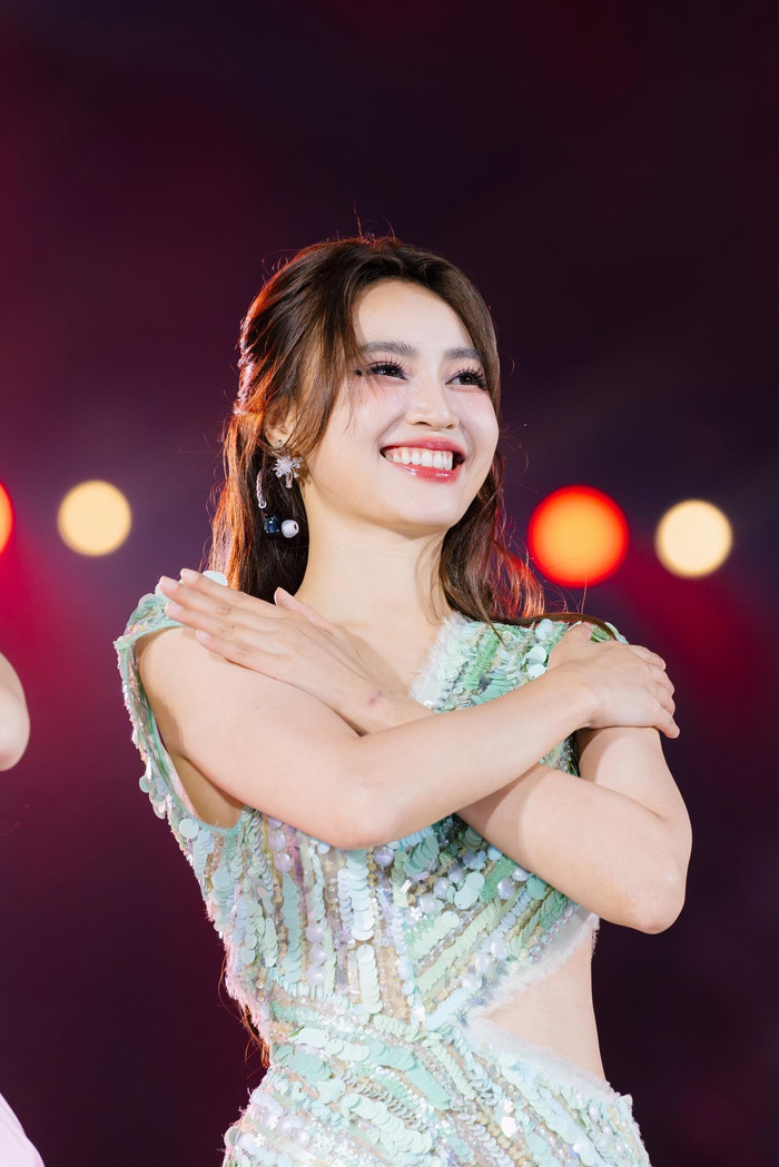 Ninh Dương Lan Ngọc được hỏi 'Nếu cả đời này không rực rỡ thì sao?' và có câu trả lời khiến nhiều khán giả đồng tình.