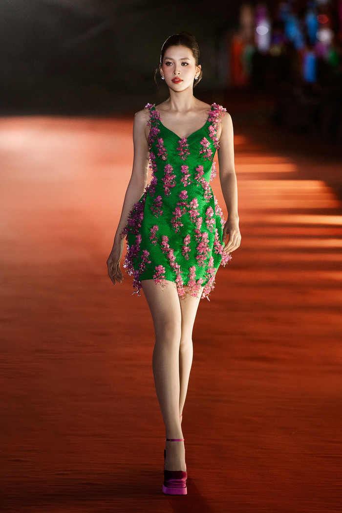 Tiểu Vy vẫn duy trì sức hút sau 8 năm đăng quang Hoa hậu Việt Nam.