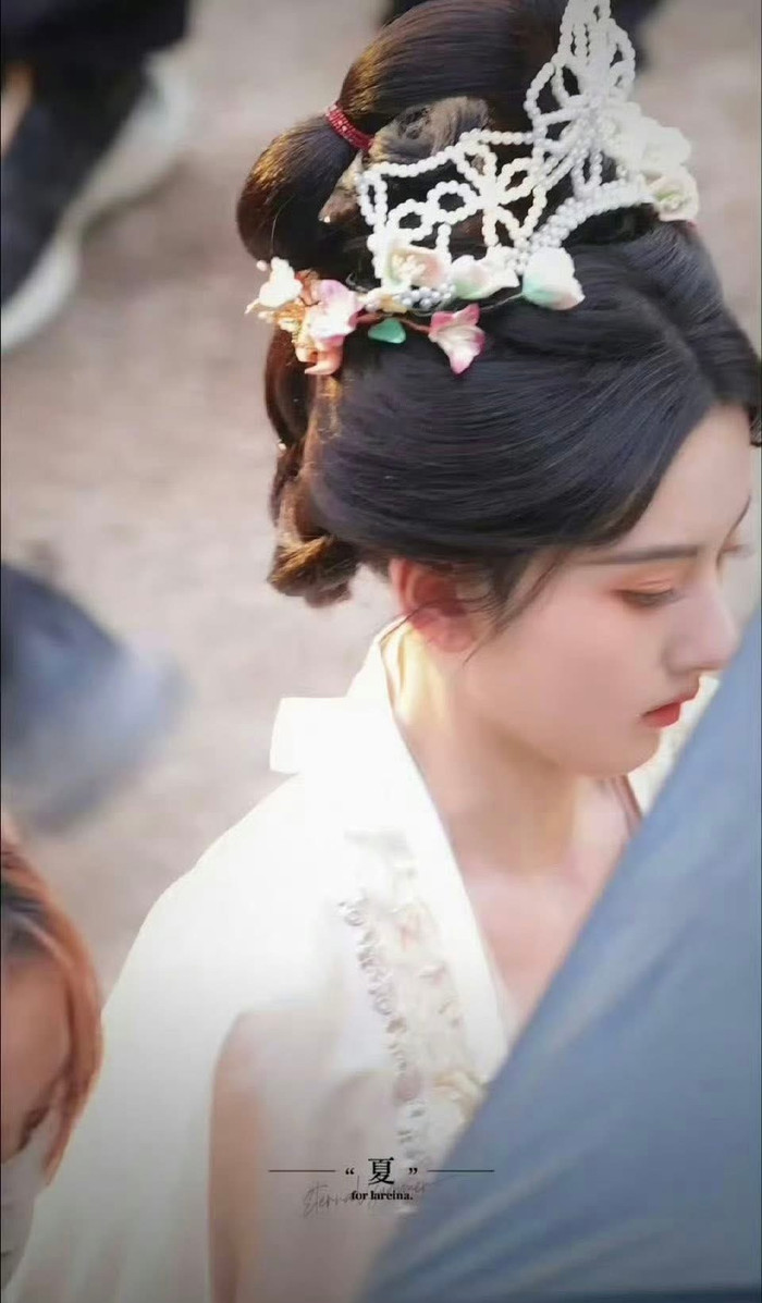 Một tạo hình khác của Tống Tổ Nhi được cánh săn ảnh tiết lộ (Ảnh: Weibo).