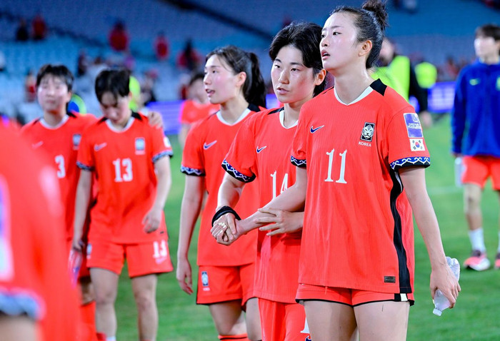 HLV trưởng Shin Sang-woo bày tỏ sự tự hào về các học trò dù Hàn Quốc để thua 1-4 trước Nhật Bản ở bán kết Women's Asian Cup 2026 hôm thứ Tư. Ảnh: AFC