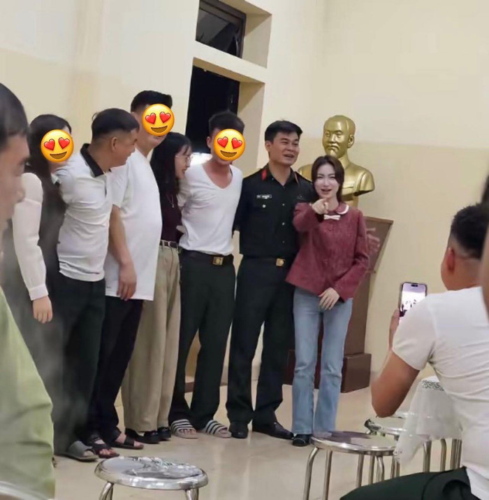 Hòa Minzy e ấp trong buổi 'ra mắt'. Ảnh: cam