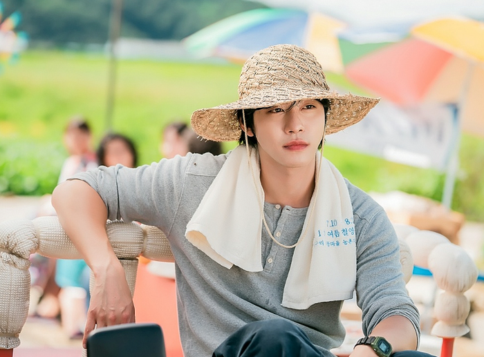 Nam diễn viên xuất hiện với hình ảnh giản dị, đội nón rơm, chăm sóc nông trại trong phim mới