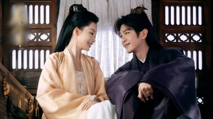 Đứng đầu danh sách là Khánh Dư Niên với phần hai tiếp tục duy trì sức hút mạnh mẽ. Bộ phim không chỉ lập kỷ lục về độ quan tâm trên nền tảng phát hành mà còn đạt mức lượt xem trung bình vượt mốc 100 triệu/tập. Tác phẩm ghi điểm nhờ kịch bản quyền mưu chặt chẽ, nhịp phim linh hoạt giữa yếu tố hài hước và căng thẳng, cùng hệ thống nhân vật đa chiều. Đây vẫn được xem là chuẩn mực cho dòng phim cổ trang chiến lược hiện nay.