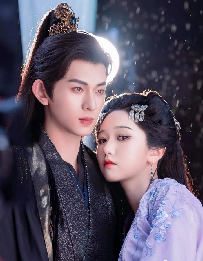 Nhạc Vũ Đình vào vai Khương Khinh Ngư kiếp trước bị hãm hại dẫn đến tan cửa nát nhà. Sau khi trọng sinh, cô quyết định tìm đến sự giúp đỡ của vị quyền thần máu lạnh Tạ Trầm Uyên ( Trần Thiêm Tường) để trả thù và bảo vệ gia đình.