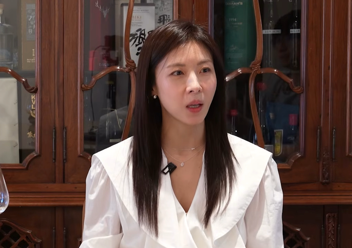 Ha Ji Won ăn diện gỉản dị, trang điểm tự nhiên khi gặp đồng nghiệp. Ảnh chụp màn hình