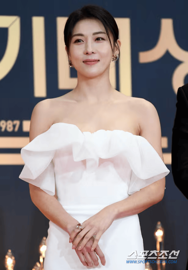 Ha Ji Won tích cực ăn diện, trang điểm trẻ trung mỗi khi xuất hiện trước khán giả. Ảnh: Sportschosun