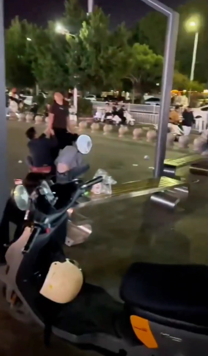 Bắt quả tang chồng ngoại tình giữa đường, người vợ ngã gục tại chỗ khi 'tiểu tam' lộ diện Ảnh 2