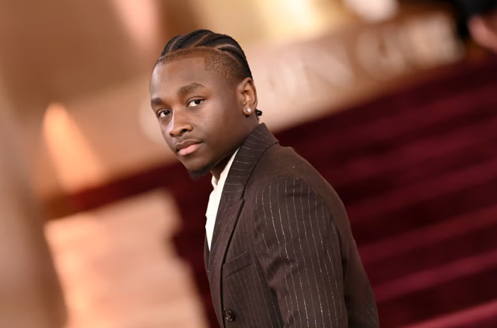 Miles Caton để kiểu tóc tết gọn gàng tại lễ trao giải Quả cầu vàng 2026. Ảnh: Getty Images