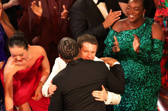 Phía sau đầu của Coogler được trang trí bằng một bím tóc hình khóa Sol, như một sự tri ân dành cho bộ phim của ông. Ảnh: Getty Images