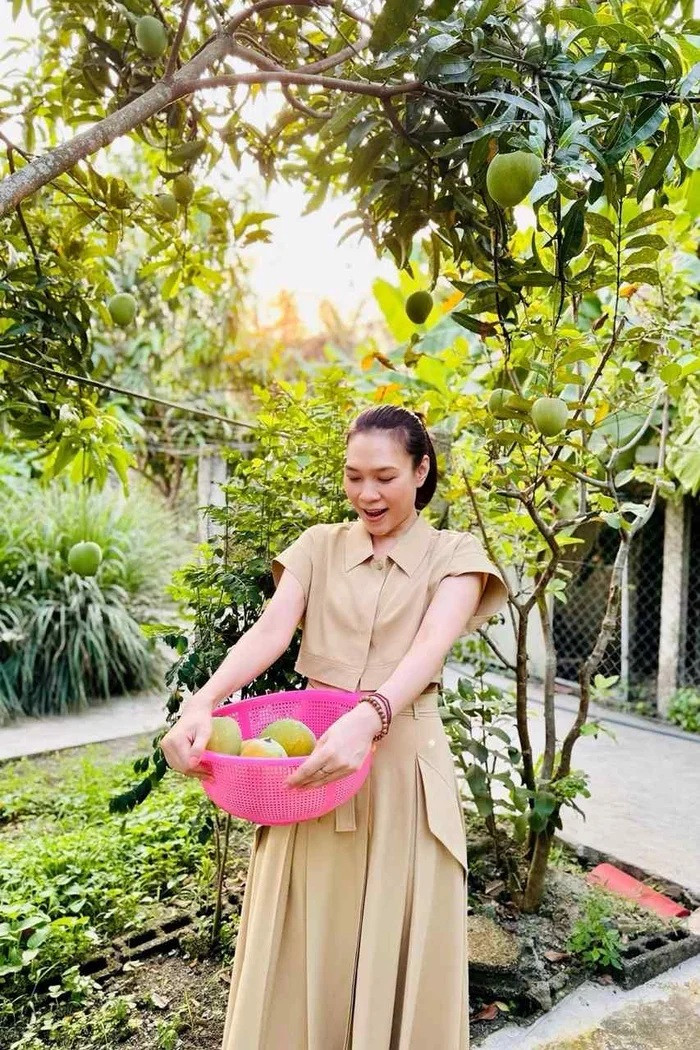 Cô có sở thích trồng nhiều loại cây ăn quả.&nbsp;