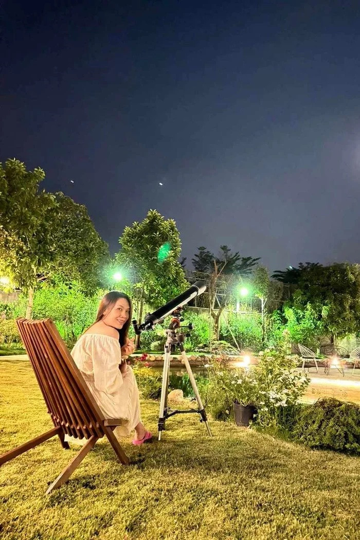 Nữ ca sĩ tận hưởng cuộc sống bình yên bên trong nhà vườn rộng lớn.