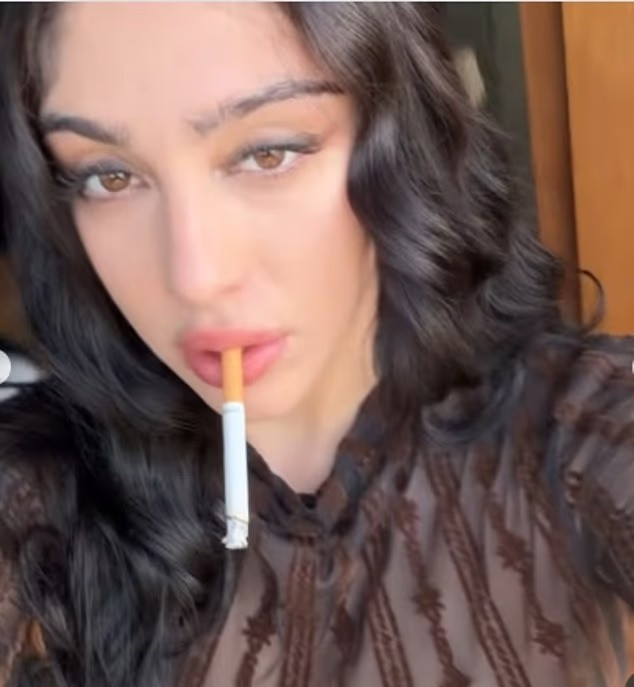 Con gái Madonna gây sốc khi hút thuốc phì phèo ở tuổi 29 Ảnh 3