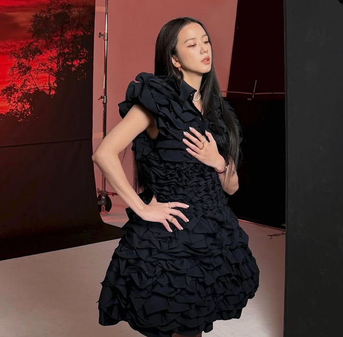 Jisoo tự tin tạo dáng trong buổi làm việc. Ảnh: IGNV