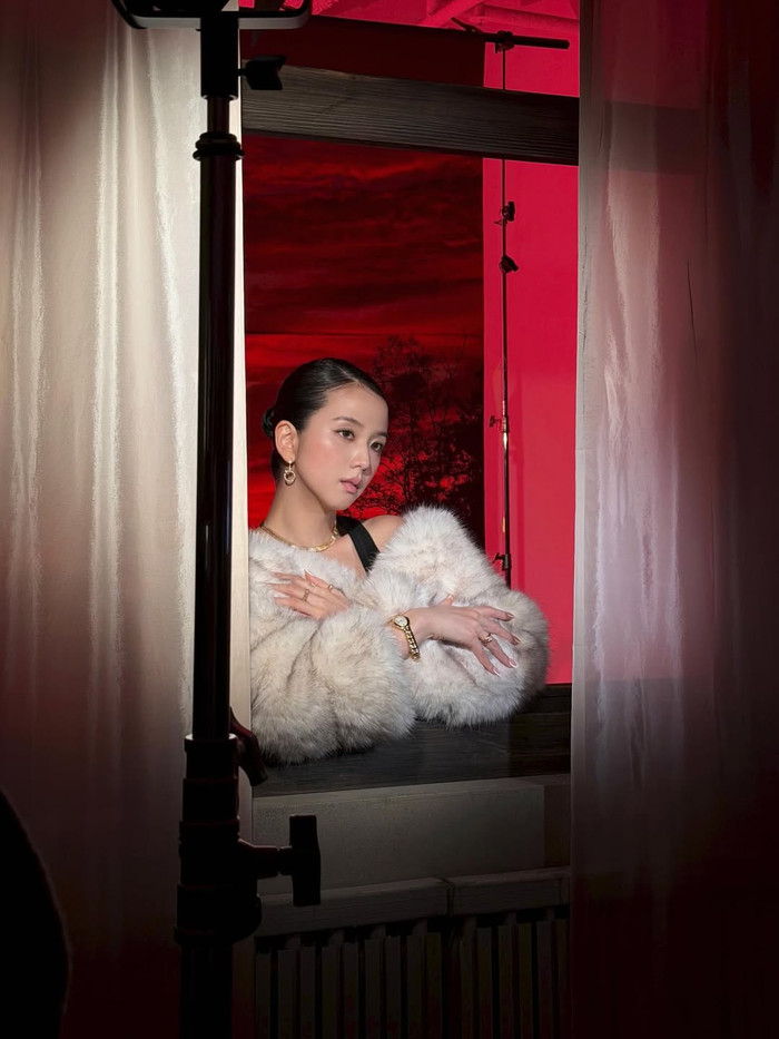 Jisoo thoải mái khoe làn da căng bóng, nhan sắc xinh đẹp qua ảnh hậu trường. Ảnh: IGNV