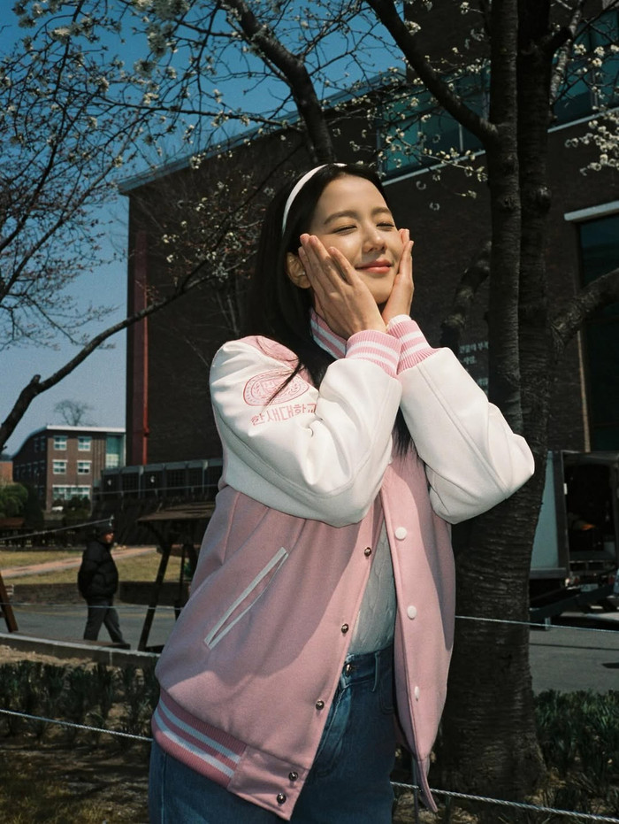 Jisoo thể hiện sự vui vẻ, chuyên nghiệp khi ở phim trường. Ảnh: IGNV