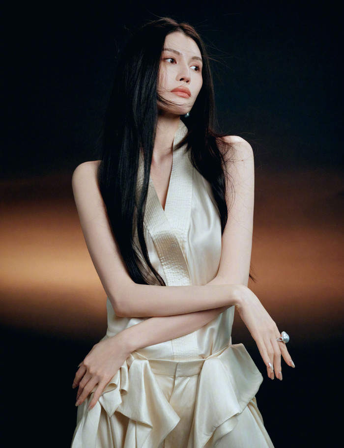 Hà Tuệ nhanh chóng quay trở lại với công việc sau một thời gian ngắn sinh con. Ảnh: Weibo