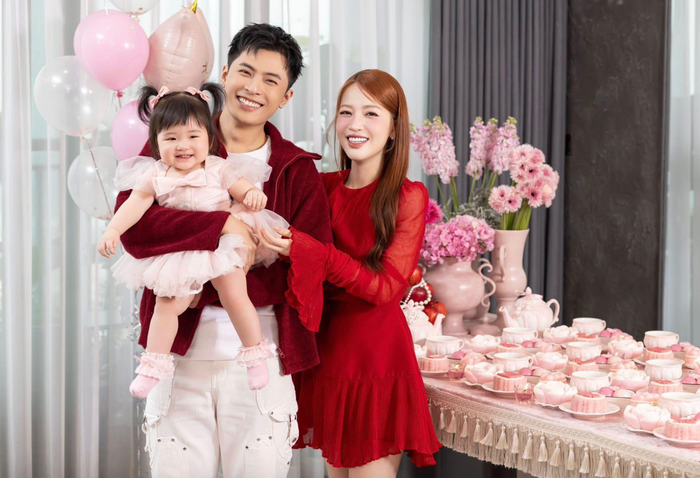 Puka và Gin Tuấn Kiệt cười tươi rói khi bế con gái đầu lòng. Ảnh: FBNV