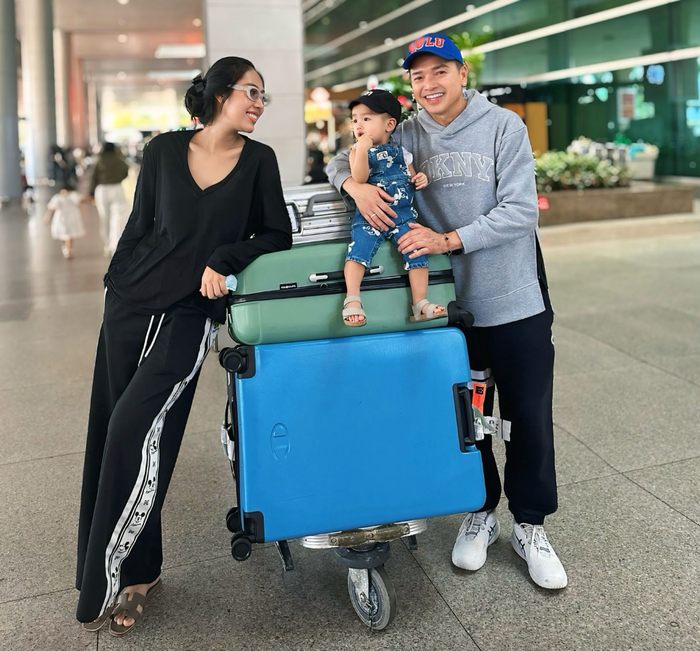 Nghệ sĩ Quang Minh được vợ, con trai đón khi trở về từ một chuyến công tác vào tháng 12 năm ngoái. Ảnh: FBNV