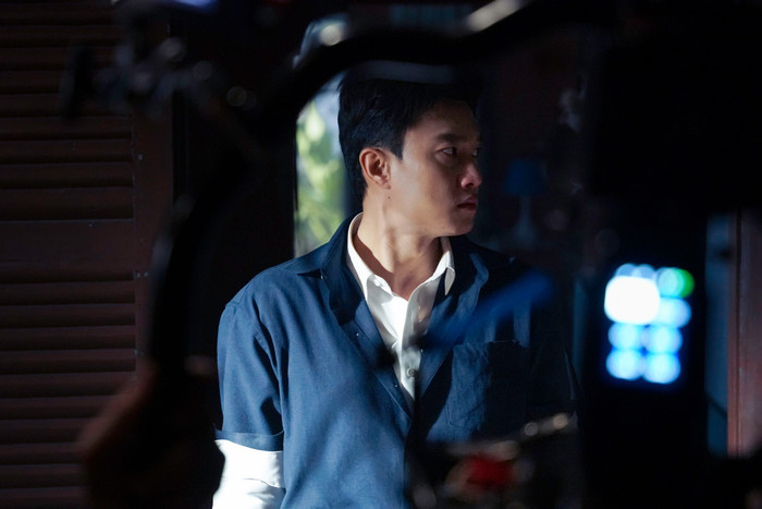 Quốc Trường xuất hiện với gương mặt tiết chế cảm xúc, ánh mắt thể hiện sự kiểm soát.