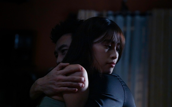 Khoảnh khắc hậu trường của Quốc Trường và Tiểu Vy trong phim Ốc Mượn Hồn.