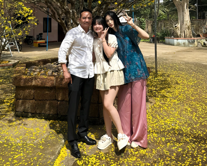 Ý Nhi chụp hình cùng bố và em gái khi về quê ăn Tết. Ảnh: FBNV