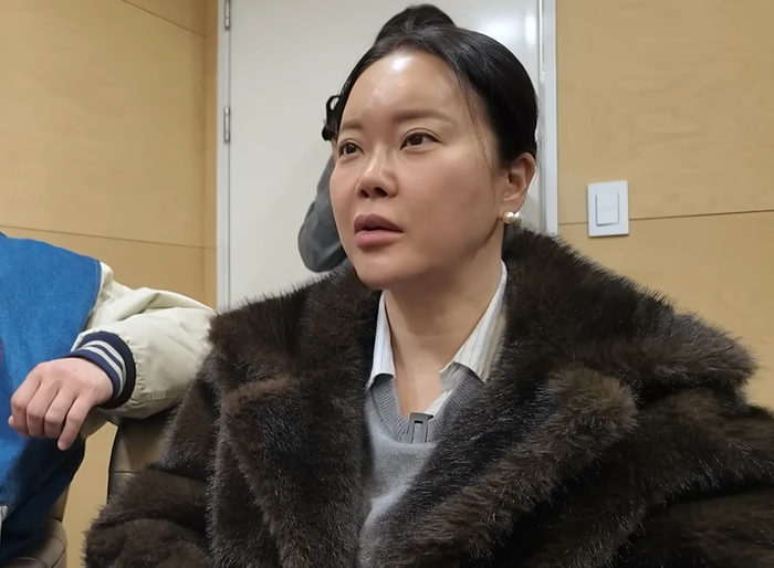 Baek Ji Young không ngần ngại để mặt mộc ở phòng khám, để lộ biến chứng mũi bị ngắn sau khi can thiệp 'dao kéo'. Ảnh chụp màn hình