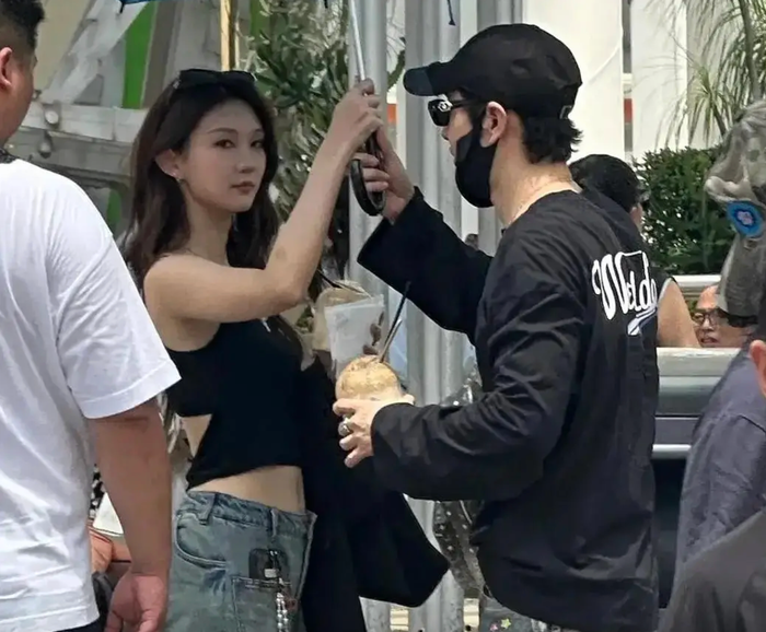 Huỳnh Hiểu Minh được bắt gặp đi chơi cùng cô gái kém 22 tuổi. Ảnh: Sohu