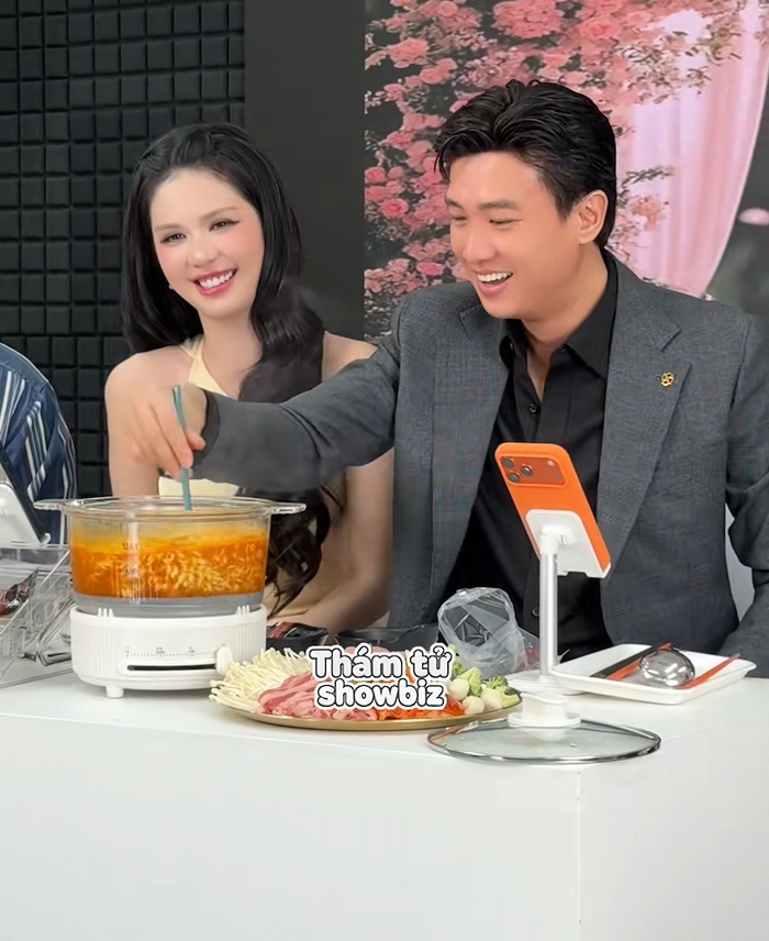 Quốc Trường và Ngọc Trinh lộ rõ sự bối rối khi được gán ghép thành một cặp. Ảnh: thamtushowbiz