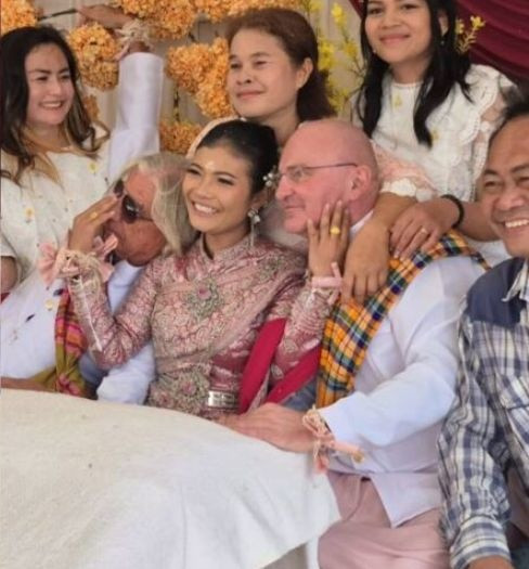 Người phụ nữ 'gây sốc' khi đám cưới cùng lúc với 2 người đàn ông nước ngoài Ảnh 2