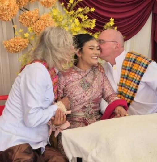 Người phụ nữ 'gây sốc' khi đám cưới cùng lúc với 2 người đàn ông nước ngoài Ảnh 1