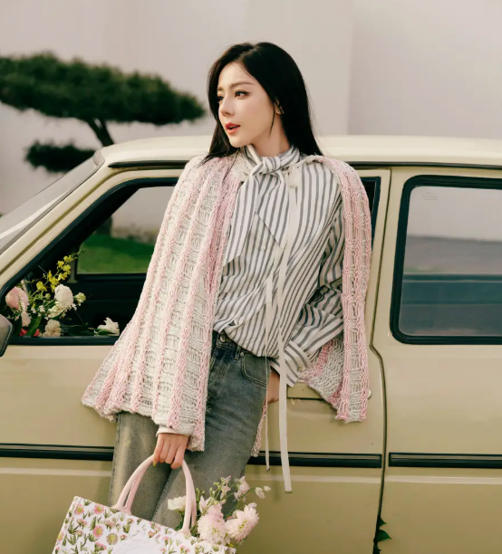 Loạt ảnh mới nhất của Địch Lệ Nhiệt Ba nhanh chóng thu hút sự chú ý từ công chúng.