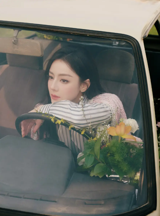 Nhan sắc của Địch Lệ Nhiệt Ba khiến người hâm mộ 'đứng ngồi không yên'.