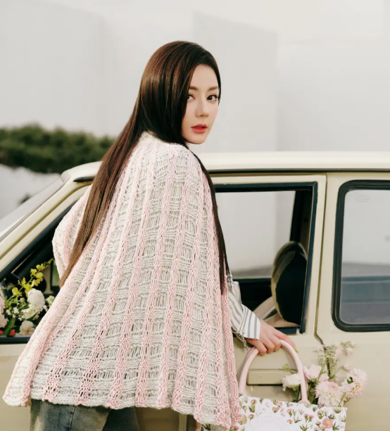 Trong loạt ảnh, Địch Lệ Nhiệt Ba lựa chọn phong cách tối giản.