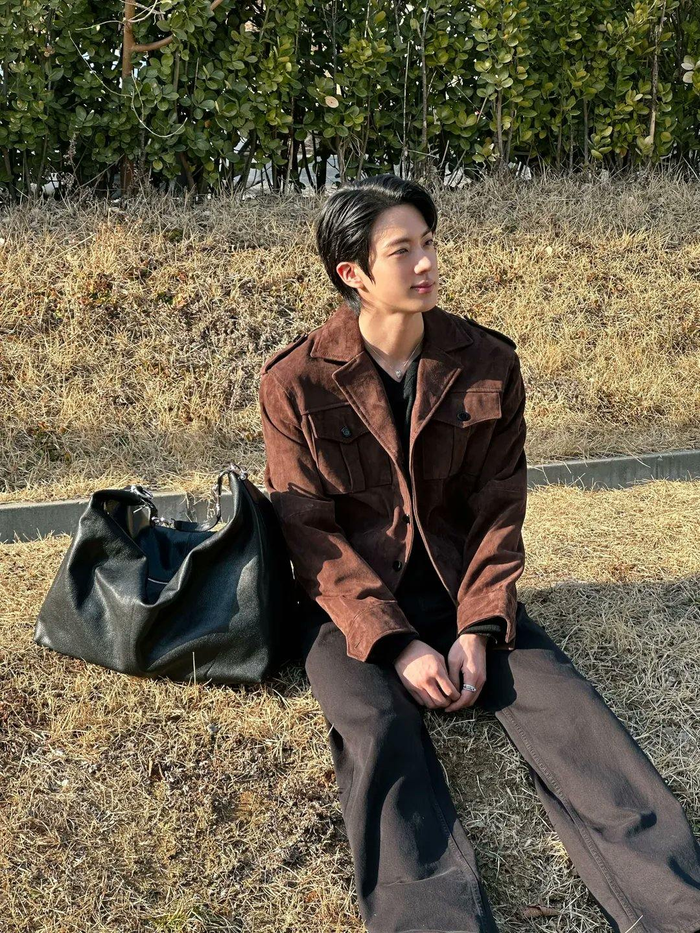 Thành viên nhóm BTS - Jin khiến cộng đồng fan toàn cầu “dậy sóng” với hình ảnh đời thường đầy giản dị.