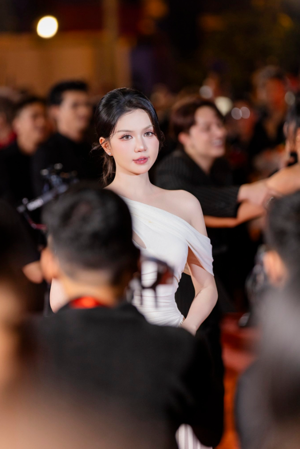 Ngọc Trinh thẳng thắn: 'Nguyên tắc là ngoại tình là vứt'