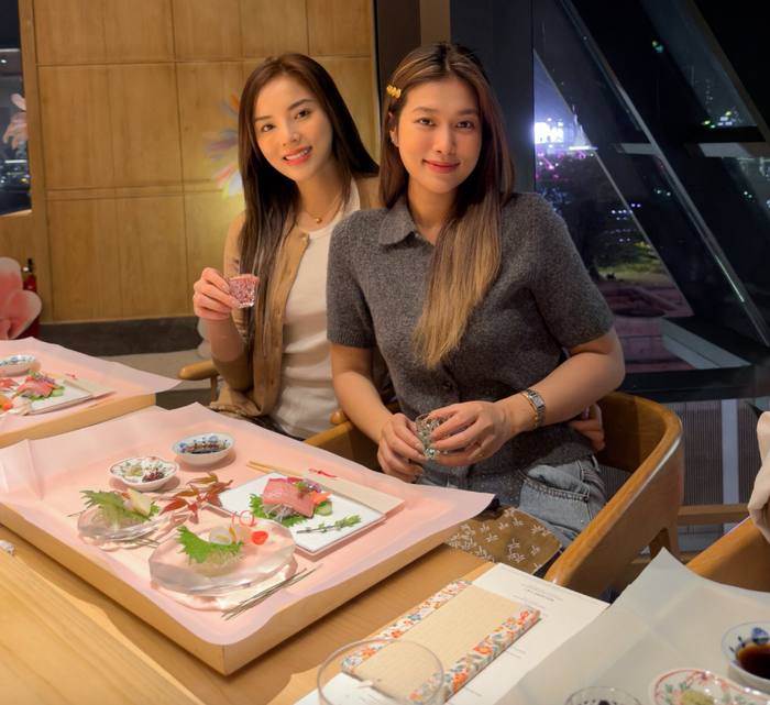 Kỳ Duyên ôm eo Thiên Ân khi cùng nhau đi ăn omakase. Ảnh: FBNV