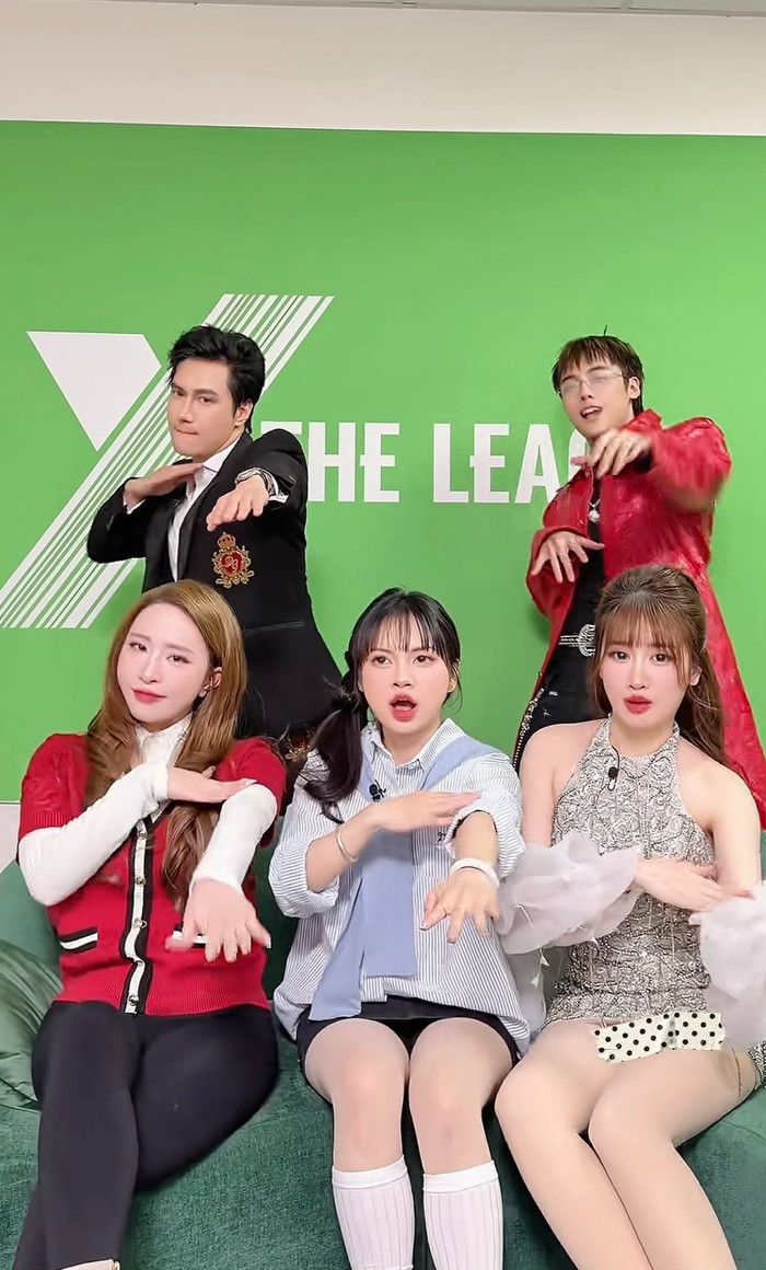 Cả nhóm giữ tinh thần vui vẻ, năng lượng khi tham gia X THE LEAGUE.