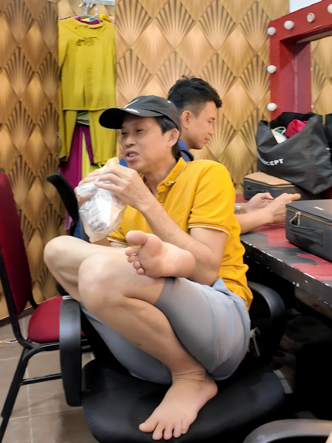 Hình ảnh hậu trường cho thấy Hoài Linh vẫn miệt mài làm việc, giữ tinh thần ổn định sau biến cố sức khỏe