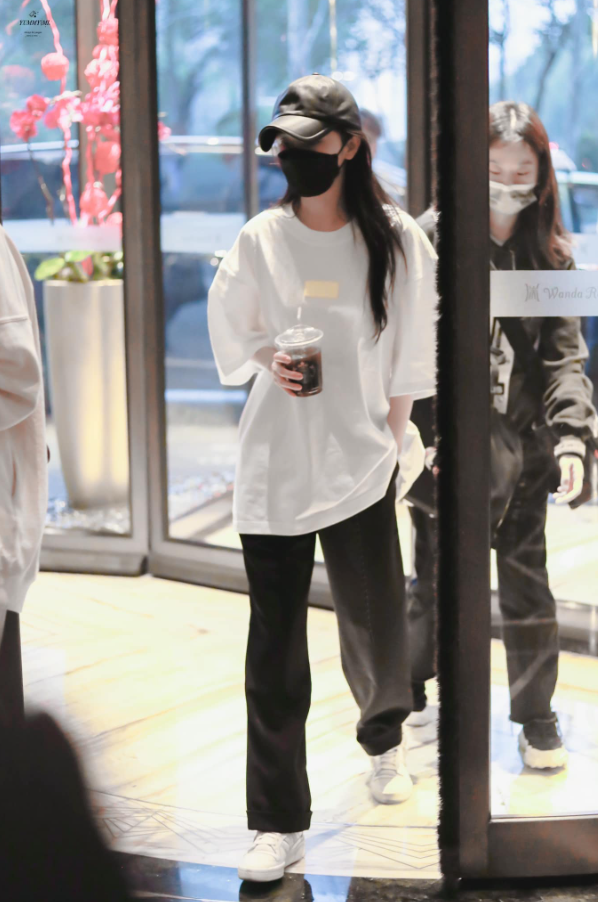 Sau ánh đèn sân khấu, cô vẫn là một người mẹ kín tiếng