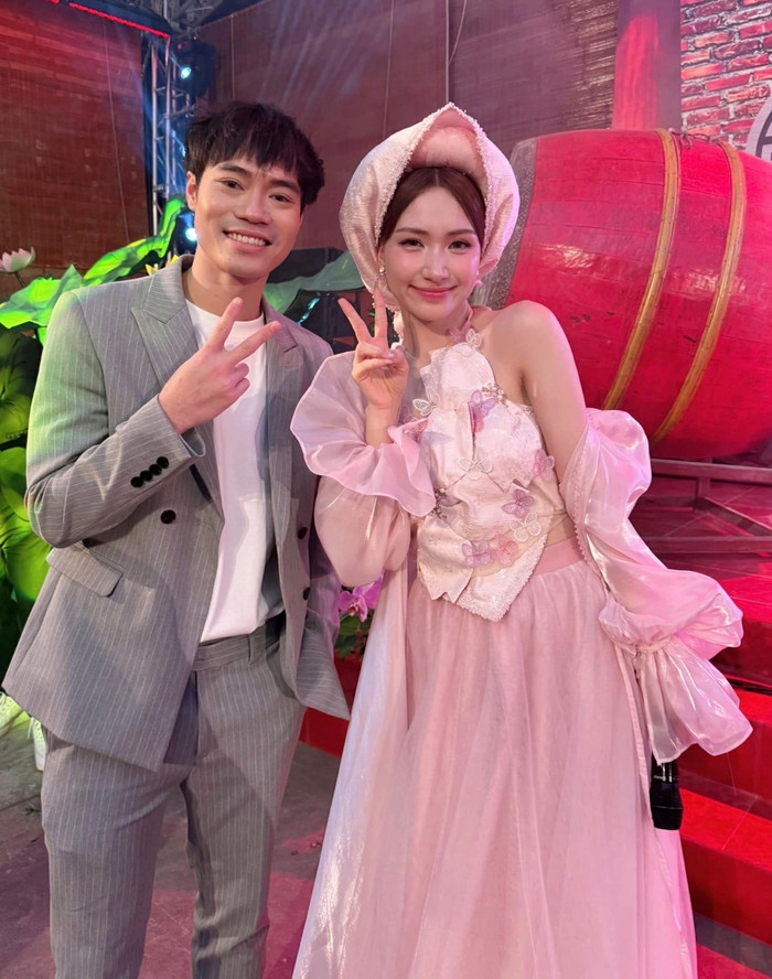 Mỗi lần tiền đạo Văn Toàn bị gọi tên trên mạng xã hội, người hâm mộ lại nhắc đến Hòa Minzy.